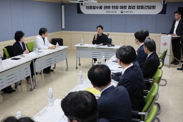 김민석 국무총리가 10일 서울 영등포구 한강성심병원에서 열린 의료필수품 관련 현장 애로 점검 합동간담회에서 발언하고 있다. 연합뉴스