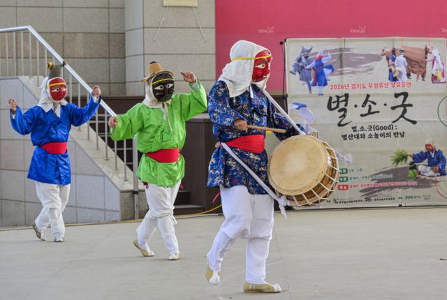 11일 오후 양주별산대놀이마당에서 열린 '2026년 경기도 무형유산 상설공연 별·소·굿' 행사에서 애사당 법고놀이가 진행되고 있다.