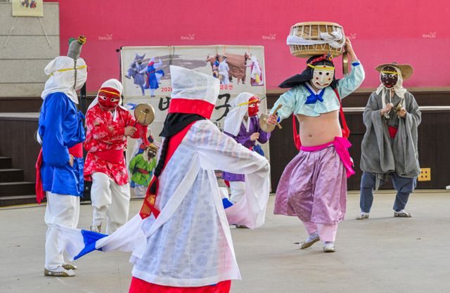 11일 오후 양주별산대놀이마당에서 열린 '2026년 경기도 무형유산 상설공연 별·소·굿' 행사에서 애사당 법고놀이가 진행되고 있다.