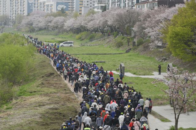11일 오전 의정부시 동막교 인라인광장에서 열린 '2026 한마음 건강걷기'를 찾은 시민들이 중랑천변을 걷고 있다. 윤원규기자
