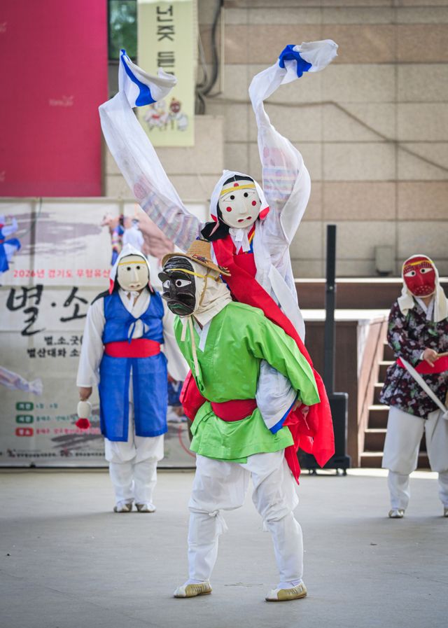 11일 오후 양주별산대놀이마당에서 열린 '2026년 경기도 무형유산 상설공연 별·소·굿' 행사에서 애사당 법고놀이가 진행되고 있다.