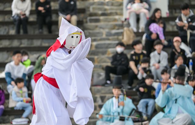 11일 오후 양주별산대놀이마당에서 열린 '2026년 경기도 무형유산 상설공연 별·소·굿' 행사에서 제1과장 상좌춤이 진행되고 있다.