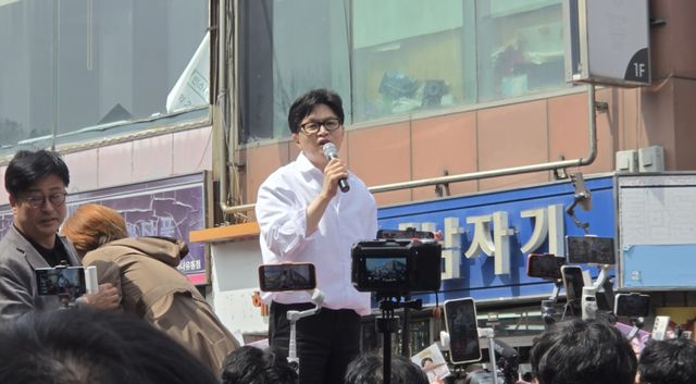 11일 수원 팔달문을 찾은 한동훈 전 국민의힘 대표가 지지자들에게 인사하고 있다. 이진기자