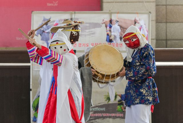 11일 오후 양주별산대놀이마당에서 열린 '2026년 경기도 무형유산 상설공연 별·소·굿' 행사에서 애사당 법고놀이가 진행되고 있다.