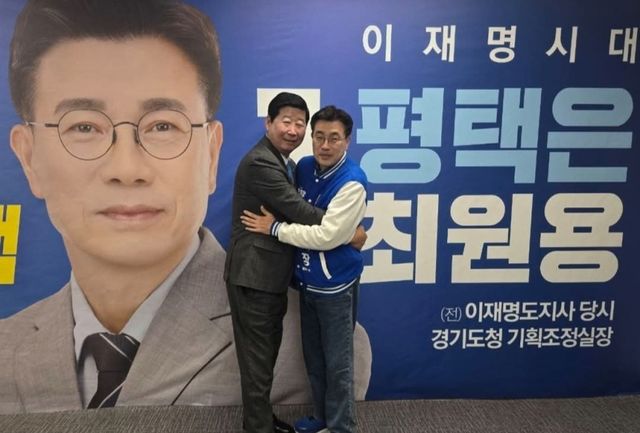 10일 오전 본경선에 진출하지 못한 유병만 예비후보(왼쪽)가 최원용 예비후보 사무실에서 최원용 예비후보(오른쪽)에 대한 지지 의사를 밝히고 있다. 최원용 예비후보 캠프 제공