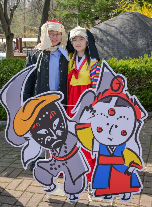 11일 오후 양주별산대놀이마당에서 열린 '2026년 경기도 무형유산 상설공연 별·소·굿' 행사에서 어린이들이 별산대놀이에 사용되는 탈과 복장을 착용하고 기념촬영을 하고 있다.