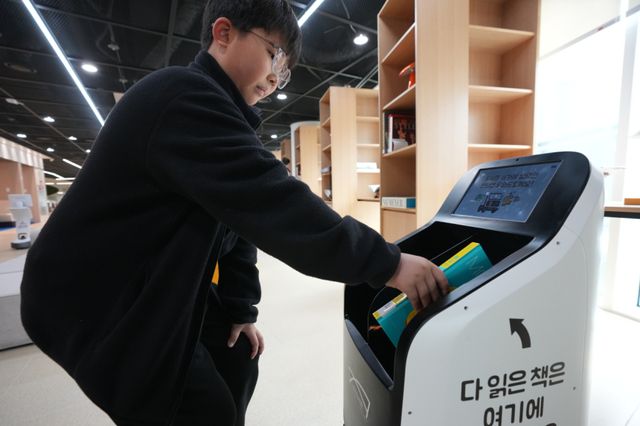 11일 수원특례시 영통구 경기도서관에서 열린 인공지능 로봇 체험전 ‘로봇을 이겨라!’에서 한 어린이가 반납 로봇을 통해 책을 반납하고 있다. 이번 행사는 경기도서관에 지하1층부터 4층까지 각 층에 배치된 피지컬 AI 로봇을 시민이 직접 체험하는 행사로 진행됐다. 홍기웅기자