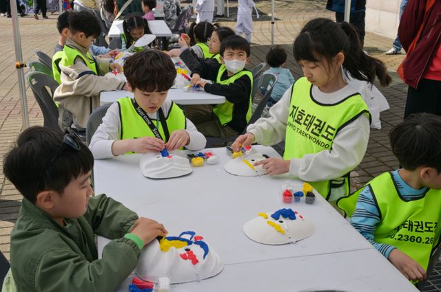11일 오후 양주별산대놀이마당에서 열린 '2026년 경기도 무형유산 상설공연 별·소·굿' 행사에서 어린이들이 직접 탈제작 체험을 하고 있다.