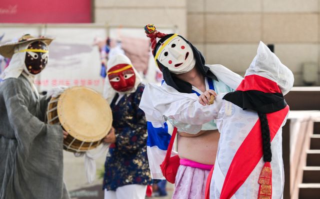 11일 오후 양주별산대놀이마당에서 열린 '2026년 경기도 무형유산 상설공연 별·소·굿' 행사에서 애사당 법고놀이가 진행되고 있다.