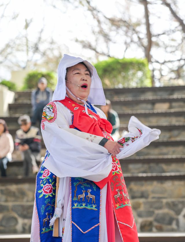 11일 오후 양주별산대놀이마당에서 열린 '2026년 경기도 무형유산 상설공연 별·소·굿' 행사에서 소놀이 공연이 펼쳐지고 있다.