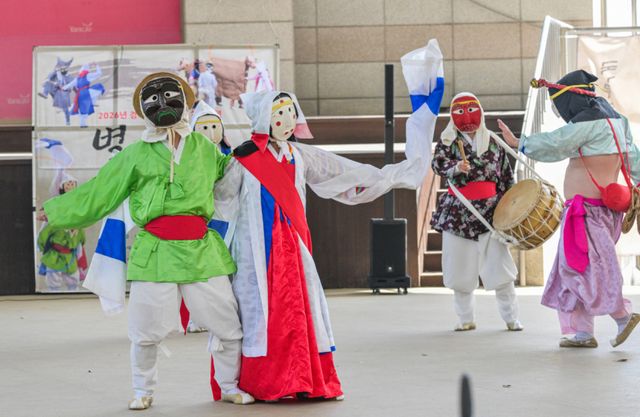 11일 오후 양주별산대놀이마당에서 열린 '2026년 경기도 무형유산 상설공연 별·소·굿' 행사에서 애사당 법고놀이가 진행되고 있다.