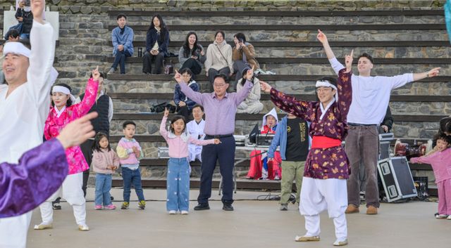 11일 오후 양주별산대놀이마당에서 열린 '2026년 경기도 무형유산 상설공연 별·소·굿' 행사에서 강수현 양주시장과 시민들이 별산대놀이를 배워보고 있다.
