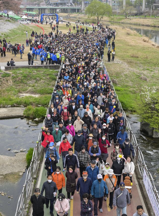 11일 오전 의정부시 동막교 인라인광장에서 열린 '2026 한마음 건강걷기'를 찾은 시민들이 중랑천변을 걷고 있다. 윤원규기자