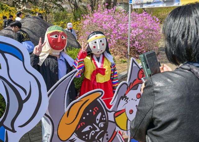 11일 오후 양주별산대놀이마당에서 열린 '2026년 경기도 무형유산 상설공연 별·소·굿' 행사에서 어린이들이 별산대놀이에 사용되는 탈과 복장을 착용하고 기념촬영을 하고 있다.