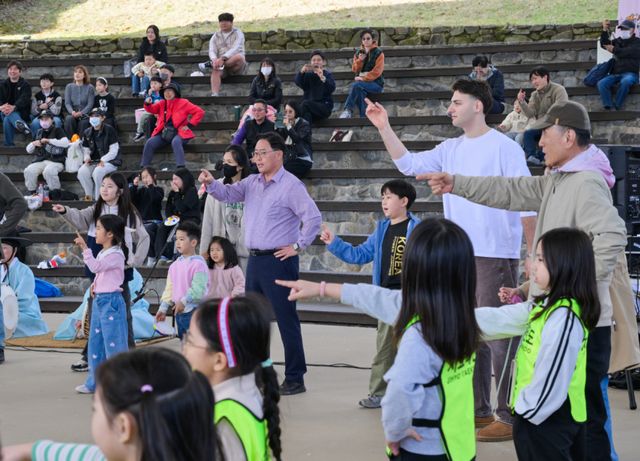 11일 오후 양주별산대놀이마당에서 열린 '2026년 경기도 무형유산 상설공연 별·소·굿' 행사에서 강수현 양주시장과 시민들이 별산대놀이를 배워보고 있다.