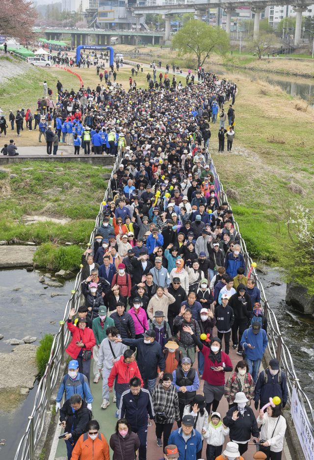 11일 오전 의정부시 동막교 인라인광장에서 열린 '2026 한마음 건강걷기'를 찾은 시민들이 중랑천변을 걷고 있다. 윤원규기자