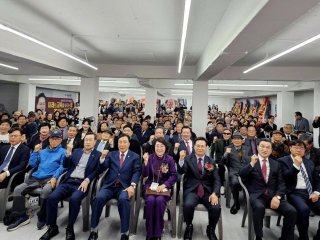 이대형 인천시교육감 예비후보와 지지자들이 부평 선거사무소에서 개소식을 개최했다. 이대형 예비후보 선거사무소 제공