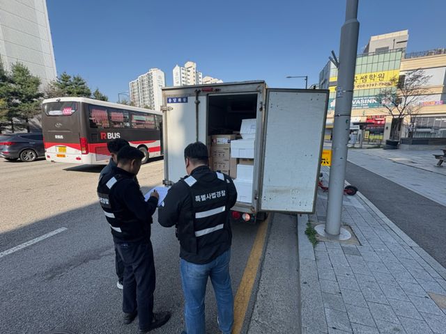 시흥시는 안산출입국외국인사무소와 함께 지난 9일 정왕동 물류센터 일대를 중심으로 자가용 화물자동차의 불법 유상운송 행위 단속 및 근절 캠페인을 합동으로 실시했다. 시흥시 제공