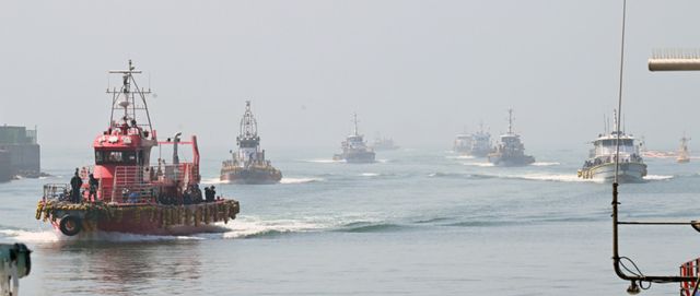 12일 인천 중구 남항부두에 봄 주꾸미 낚시배들이 낚시객들을 태우고 입항하고 있다. 주꾸미는 3월 말부터 알이 차기 시작해 금어기인 5월 전까지가 제철이다.조병석기자