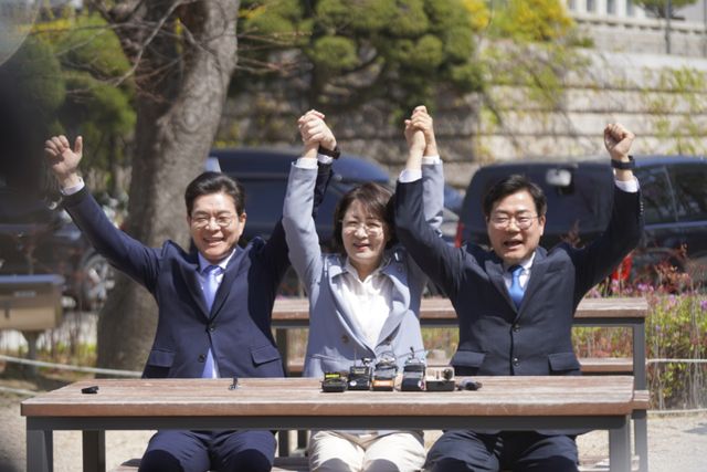 12일 국회 소통관 앞에서 열린 ‘더불어민주당 수도권 광역단체장 후보 원팀 간담회’에서 인천시장 후보 박찬대 국회의원(연수갑)과 경기도지사 후보인 추미애 의원(하남갑), 서울시장 후보인 정원오 전 서울 성동구청장 등이 ‘수도권 원팀’을 선언하고 있다. 박찬대 의원실 제공