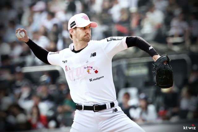 KT 위즈의 보쉴리가 12일 수원 KT위즈파크에서 열린 2026 신한 SOL KBO리그 두산 베어스와 홈 경기에서 선발투수로 등판해 투구를 하고 있다. KT 제공