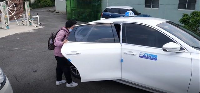 마을 주민이 파주시가 지원하는 천원택시에 오르고 있다. 파주시 제공