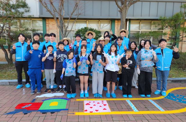 HL만도(주) 임직원들이 지난 9일 평택 내기초등학교에서 학생들과 함께 통학로 개선을 위한 바닥그림놀이터 봉사활동에 참여했다. 초록우산 경기1지역본부 제공