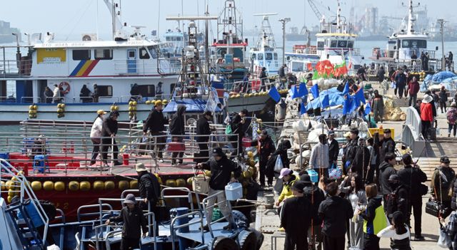 12일 인천 중구 남항부두에 봄 주꾸미를 잡으려는 낚시객들로 붐비고 있다. 주꾸미는 3월 말부터 알이 차기 시작해 금어기인 5월 전까지가 제철이다.조병석기자
