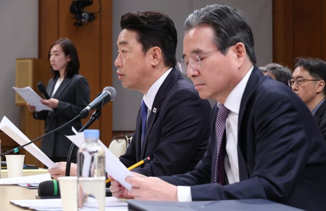 김용범 정책실장이 7일 청와대에서 열린 중동상황 관련 기자간담회에서 자료를 살펴보고 있다. 연합뉴스