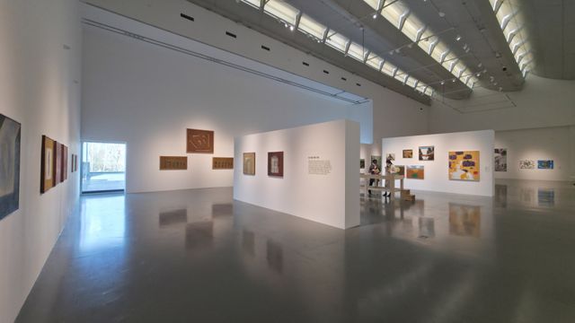 경기도미술관 개관 20주년 특별기획전 ‘흐르고 쌓이는’ 전경. 마지막 섹션에는 민중미술이라고 불리는 리얼리즘의 계보 속 김정헌의 작품 세계를 통해 예술가 시민의 정체성을 갖고, 사회 구성원으로 살아온 그의 삶이 드러나 있다. 이나경기자