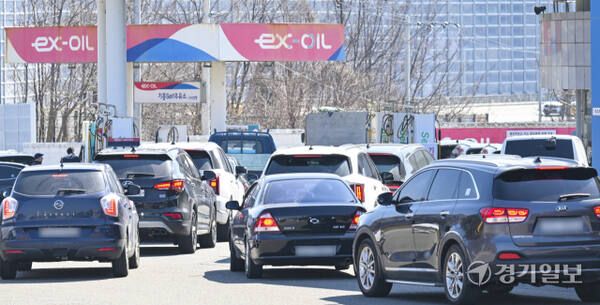 용인특례시 기흥구 한 주유소에서 차량 운전자들이 주유를 하기 위해 길게 줄지어 서 있는 모습. 경기일보 DB