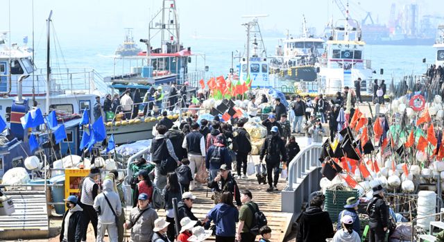 12일 인천 중구 남항부두에 봄 주꾸미를 잡으려는 낚시객들로 붐비고 있다. 주꾸미는 3월 말부터 알이 차기 시작해 금어기인 5월 전까지가 제철이다.조병석기자