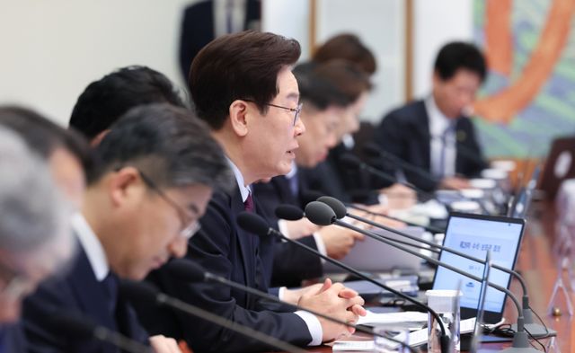 이재명 대통령이 9일 청와대에서 열린 수석보좌관회의를 주재하고 있다. 연합뉴스