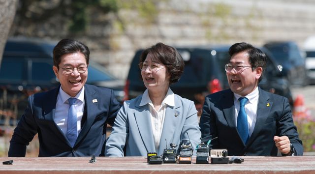 더불어민주당 정원오 서울시장 후보(왼쪽부터)·추미애 경기지사 후보·박찬대 인천시장 후보가 12일 국회 소통관 앞에서 간담회를 하며 기념 촬영을 마친 뒤 밝은 표정을 하고 있다. 연합뉴스