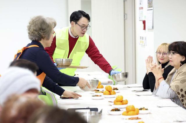 탁현수 예비후보가 주민들을 만나고 있다. 탁 예비후보 제공