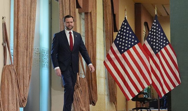 협상결렬 발표 위해 회견장 들어서는 미 부통령. AP=연합뉴스