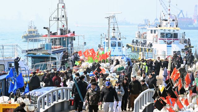 12일 인천 중구 남항부두에 봄 주꾸미를 잡으려는 낚시객들로 붐비고 있다. 주꾸미는 3월 말부터 알이 차기 시작해 금어기인 5월 전까지가 제철이다.조병석기자
