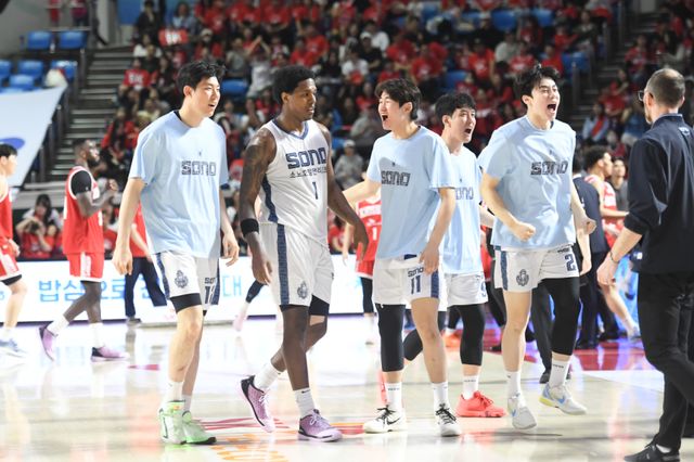 고양 소노 선수단이 12일 서울 잠실학생체육관에서 열린 2025-2026 프로농구 6강 플레이오프(5전 3선승제) 1차전에서 서울 SK를 상대로 승리를 거둔 뒤 기쁨을 나누고 있다. KBL 제공