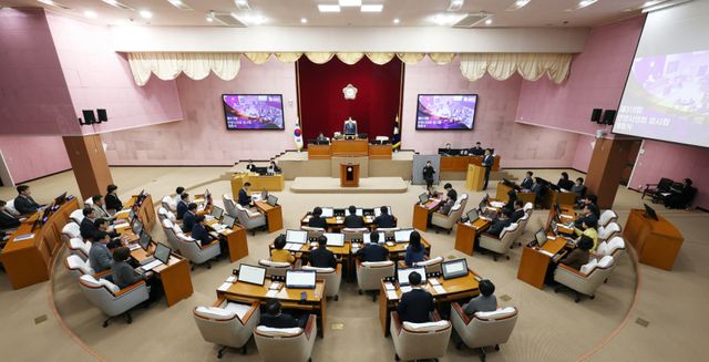 안양시의회가 13일 제310회 임시회 제1차 본회의를 열고 있다. 안양시의회 제공