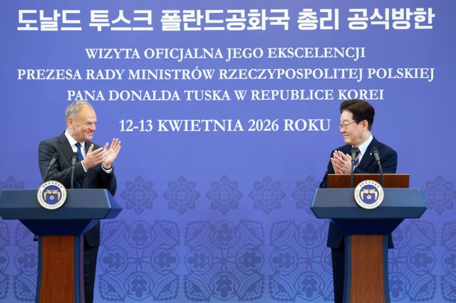 이재명 대통령과 도날트 투스크 폴란드 총리가 13일 청와대에서 공동언론발표 후 서로에게 박수를 보내고 있다. 연합뉴스