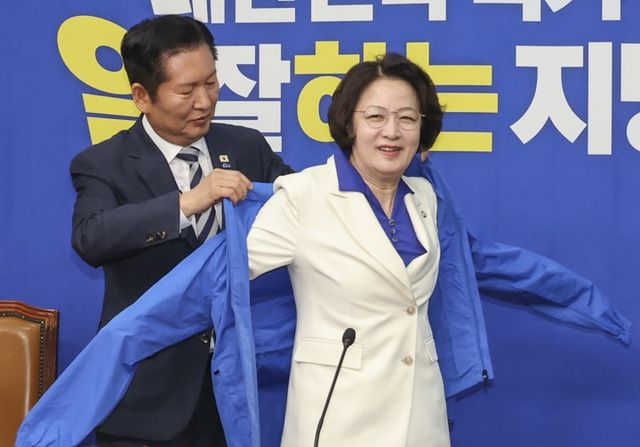 경기도지사 후보가 된 추미애 의원에게 선거용 점퍼 입혀주는 정청래 대표. 연합뉴스