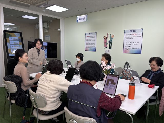 부천시원미노인복지관 ‘브레인오락실' 운영 현장. 부천시 제공