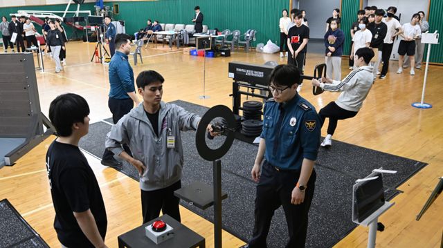 13일 인천 삼산체육관에서 2026년 경찰공무원 신규 채용 체력시험을 앞둔 응시생들이 올해 새로 도입한 순환식 체력검사 체험하고 있다. 새로 도입된 순환식 체력검사는 범인 추격·체포 등 실제 경찰 직무 수행 능력을 평가하기 위해 4.2㎏ 조끼를 착용하고 장애물코스 달리기, 장대 허들 넘기, 당기기·밀기, 구조하기, 방아쇠 당기기 등 5개 종목을 정해진 코스에 따라 연속 수행하는 방식이다. 4분40초 이내에 통과해야 합격할 수 있다.조병석기자