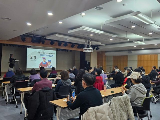 과천시정보과학도서관에서 개최한 인문학 강연 모습에 참여한 시민들 모습. 과천시 제공