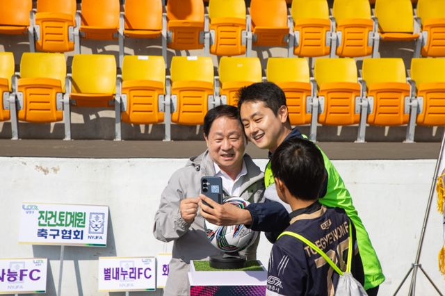 남양주시가 12일 남양주체육문화센터 보조경기장에서 제20회 남양주시장기 축구대회 개회식을 열었다. 남양주시 제공