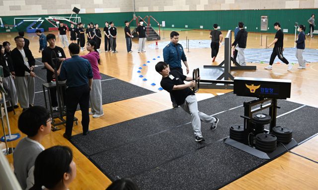 13일 인천 삼산체육관에서 2026년 경찰공무원 신규 채용 체력시험을 앞둔 응시생들이 올해 새로 도입한 순환식 체력검사 체험하고 있다. 새로 도입된 순환식 체력검사는 범인 추격·체포 등 실제 경찰 직무 수행 능력을 평가하기 위해 4.2㎏ 조끼를 착용하고 장애물코스 달리기, 장대 허들 넘기, 당기기·밀기, 구조하기, 방아쇠 당기기 등 5개 종목을 정해진 코스에 따라 연속 수행하는 방식이다. 4분40초 이내에 통과해야 합격할 수 있다.조병석기자