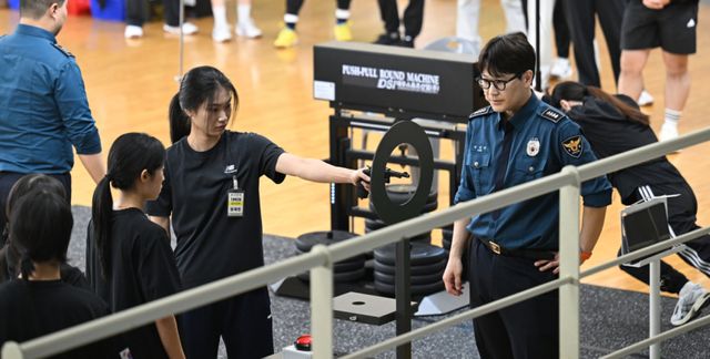 13일 인천 삼산체육관에서 2026년 경찰공무원 신규 채용 체력시험을 앞둔 응시생들이 올해 새로 도입한 순환식 체력검사 체험하고 있다. 새로 도입된 순환식 체력검사는 범인 추격·체포 등 실제 경찰 직무 수행 능력을 평가하기 위해 4.2㎏ 조끼를 착용하고 장애물코스 달리기, 장대 허들 넘기, 당기기·밀기, 구조하기, 방아쇠 당기기 등 5개 종목을 정해진 코스에 따라 연속 수행하는 방식이다. 4분40초 이내에 통과해야 합격할 수 있다.조병석기자