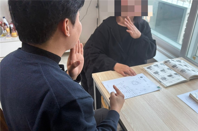 (사진 왼쪽)이서후 인천수어통역센터 수어통역사가 A씨와 수어로 대화하고 있다. 인천시사회서비스원 제공