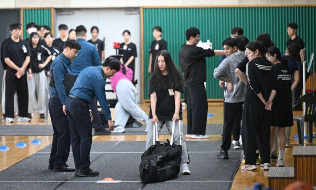 13일 인천 삼산체육관에서 2026년 경찰공무원 신규 채용 체력시험을 앞둔 응시생들이 올해 새로 도입한 순환식 체력검사 체험하고 있다. 새로 도입된 순환식 체력검사는 범인 추격·체포 등 실제 경찰 직무 수행 능력을 평가하기 위해 4.2㎏ 조끼를 착용하고 장애물코스 달리기, 장대 허들 넘기, 당기기·밀기, 구조하기, 방아쇠 당기기 등 5개 종목을 정해진 코스에 따라 연속 수행하는 방식이다. 4분40초 이내에 통과해야 합격할 수 있다.조병석기자