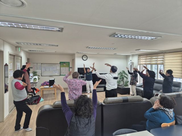 ‘실버 건강체조’ 프로그램에 참여하고 있는 어르신들. 시흥시 제공